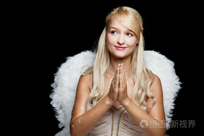 长着白色羽毛翅膀的金发祈祷天使
