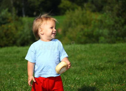 草地上的小男孩
