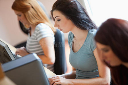 勤奋好学的年轻女性使用电脑图片