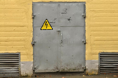 金属门上的电压标志图片