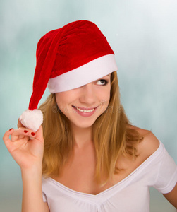 戴着圣诞帽的快乐女孩