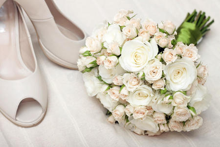 婚礼花束和新娘鞋