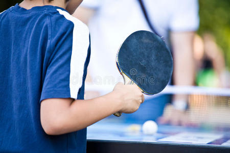 青少年打乒乓球