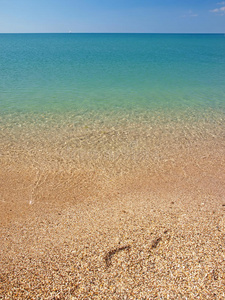 沙滩上的脚印和平静的大海