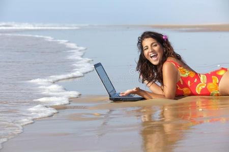 海中有笔记本电脑的女人