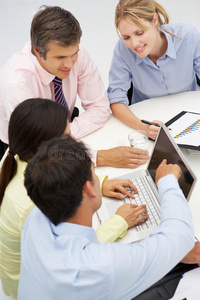 混合的年龄商务会议混合小组照片