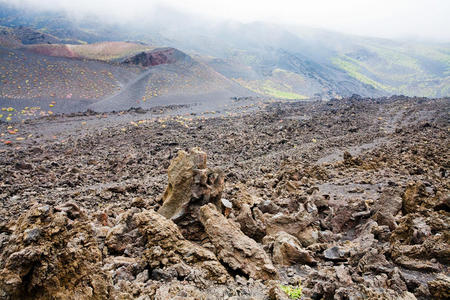 埃特纳火山斜坡附近的熔岩图片