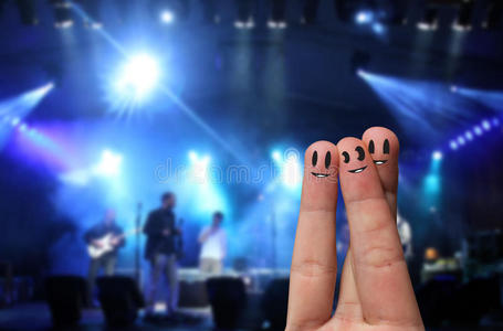 露天现场音乐会上的手指拥抱