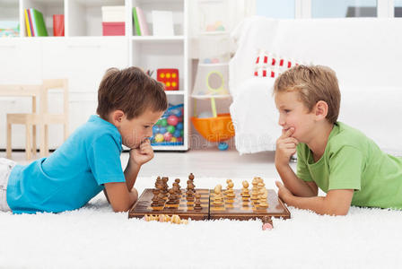两个男孩下棋