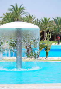 突尼斯豪华度假村游泳池和酒店花园。