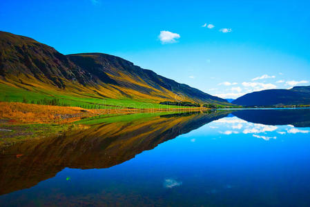 静谧湖中完美的山影图片