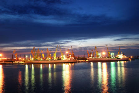 工业港口和船舶夜景图片