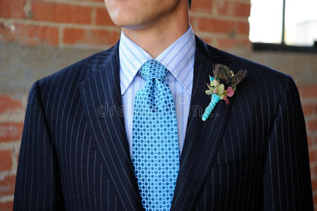 蓝色细条纹西装配领带和花束