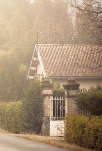 雾天的法国乡村小屋
