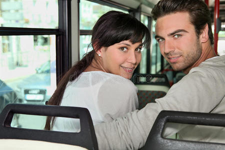一对夫妇骑着公共汽车