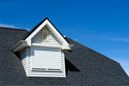 分层的屋顶瓦屋顶的阁楼窗户照片