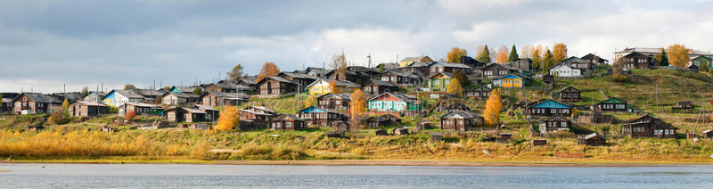 河上小山上的俄罗斯村庄