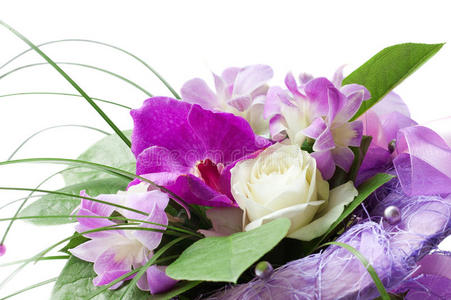 一束紫色的兰花和白色的玫瑰