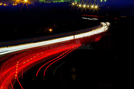夜间道路上红白相间的车灯小道