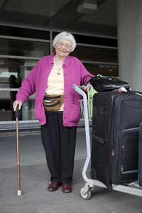 老年妇女旅游图片