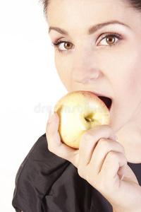吃苹果的年轻女人