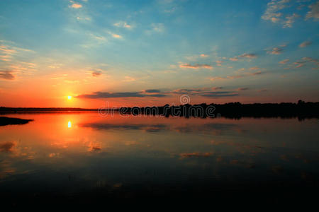 黄昏 自然 海岸 反射 黎明 美丽的 场景 美女 季节 早晨
