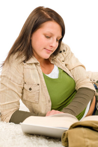 女青年学生用书写作业