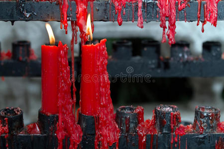 一对红鲤鱼寺庙里的一对红蜡烛照片