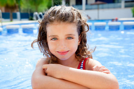 在游泳池微笑的快乐小女孩