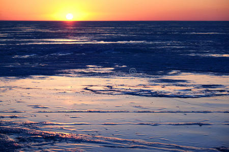 湖面冰面上的冬日夕阳图片