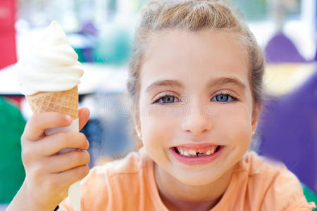 喜欢吃甜筒冰淇淋的小女孩