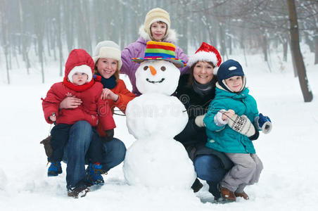 冬天有孩子的快乐女人雪人