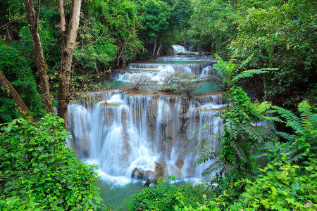 泰国坎查纳布里的森林瀑布
