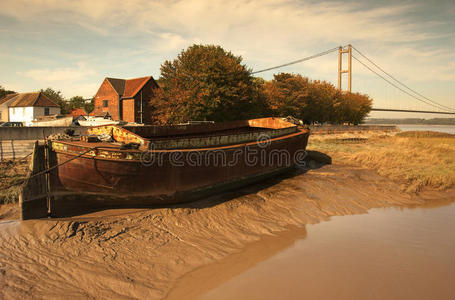 rivercraft泥滩上的旧驳船.照片