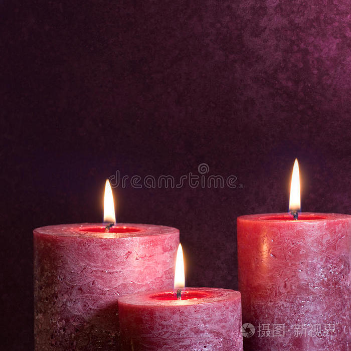 紫色背景蜡烛