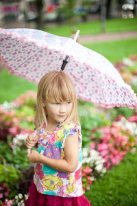 带伞的小女孩图片