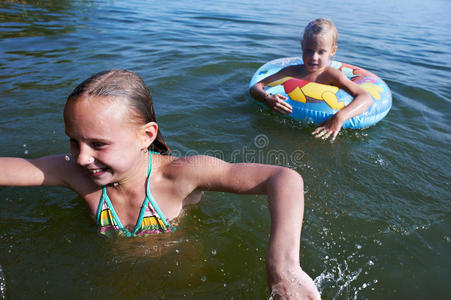 两个女孩在湖里游泳