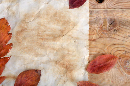 木制表面上的旧纸