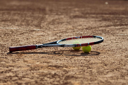 网球和球拍。
