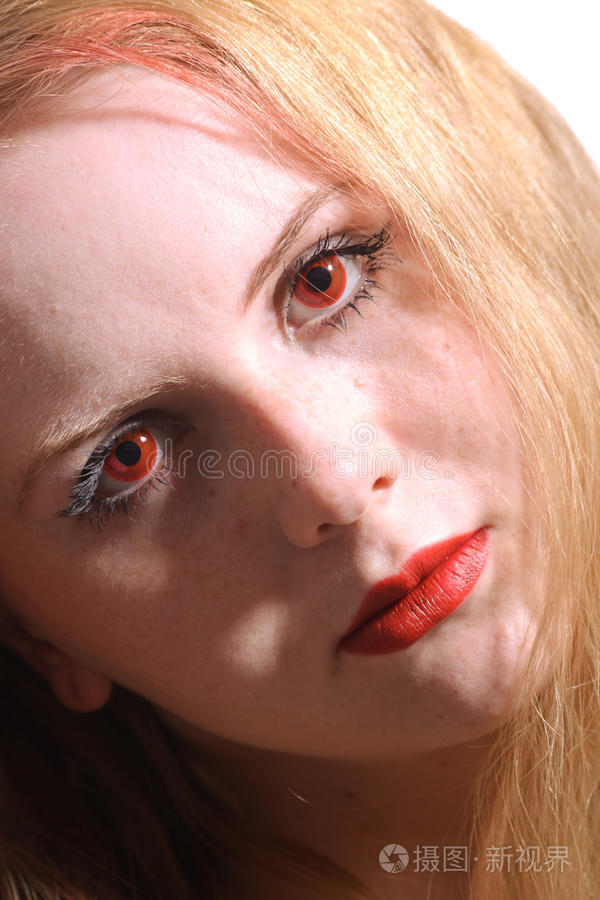 特写照片红眼女青年