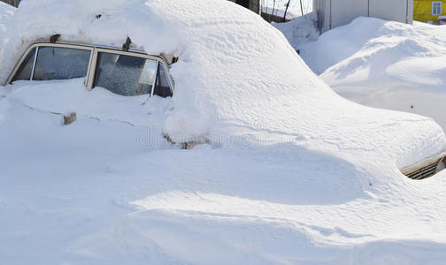 雪堆里的车
