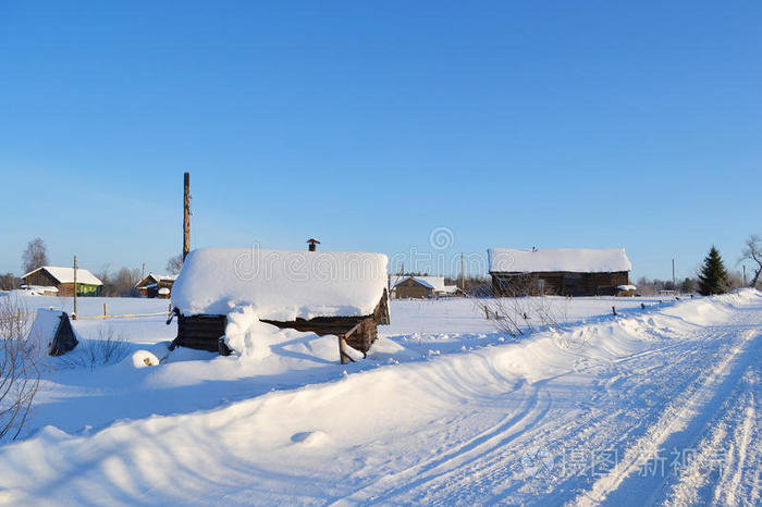 冰雪覆盖的冬季道路