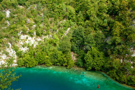 克罗地亚湖泊中美丽的蓝色图片