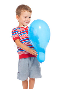 抱着气球微笑的小男孩