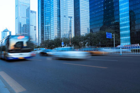 具有车辆运动模糊的现代城市街道