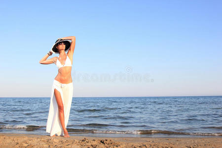 在海滩上放松的女人