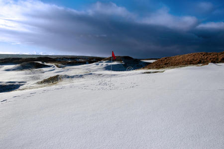 暴风雨中被雪覆盖的林克斯高尔夫球场红旗