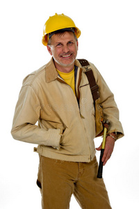 戴着安全帽和工具的建筑工人。