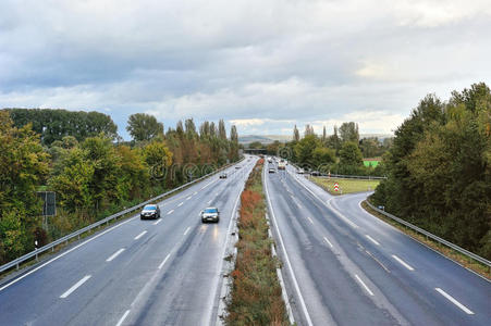 在高速公路上行驶