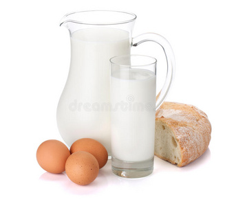 奶瓶玻璃杯鸡蛋和面包